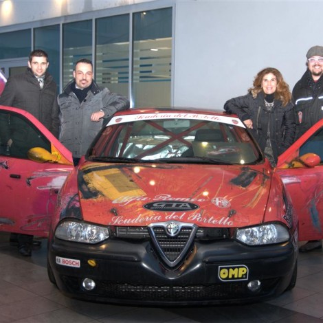 Treviglio, mostra "156.La bellezza possibile". Andrea Cajani, Prisca Taruffi, Ivan Scelsa e Flavio Nava con la 156 realizzata dall’opera di Enzo Esposito, pilotata da Prisca Taruffi negli anni 1998 e 1999. Foto di Dario Pellizzoni.