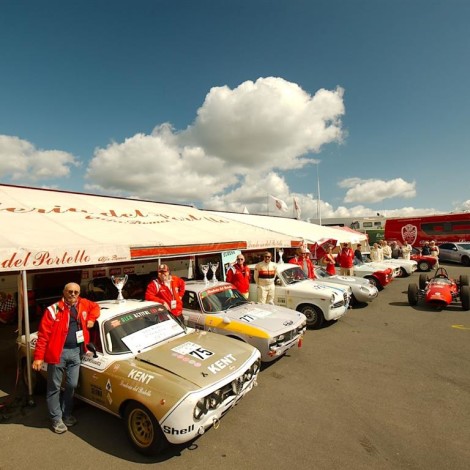 46^ AvD-Oldtimer-Grand-Prix, Nürburgring: schieramento del Portello nei paddock. Foto di Dario Pellizzoni.