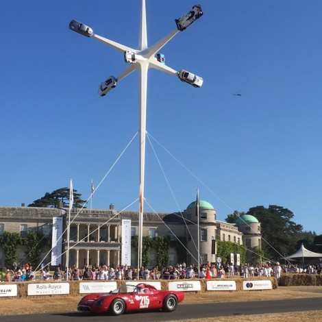 Goodwood Festival of Speed 2018: Marco Cajani a bordo dell’Alfa Romeo Tipo 33/2 Fléron sfreccia davanti alla Goodwood House.