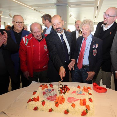 Arturo Merzario, Presidente Onorario Scuderia del Portello, e Ivan Capelli, Presidente ACI Milano, al taglio della torta per i 35 anni della Scuderia