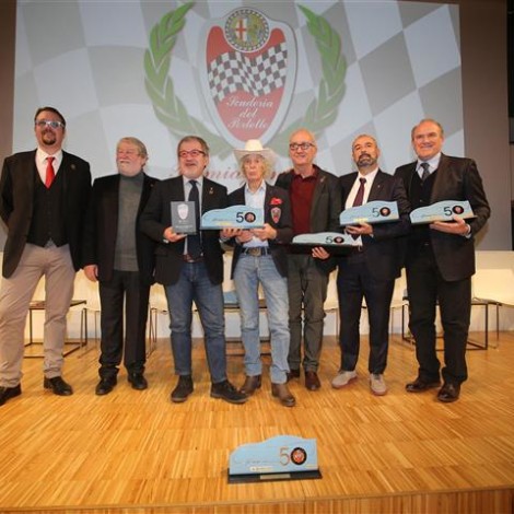 Premiazione dei "Campioni Alfa Romeo", 17 febbraio 2018, Arese - Museo Storico Alfa Romeo. Da sinistra: Andrea Cajani, Team Manager Scuderia del Portello; Marco Cajani, Presidente Scuderia del Portello; Robero Maroni, Presidente di Regione Lombardia; Arturo Merzario, Presidente Onorario della Scuderia del Portello; Roberto Giolito, capo EMEA di Heritage FCA; Ivan Capelli, Presidente ACI Milano; Oreste Perri, Presidente CONI Lombardia.