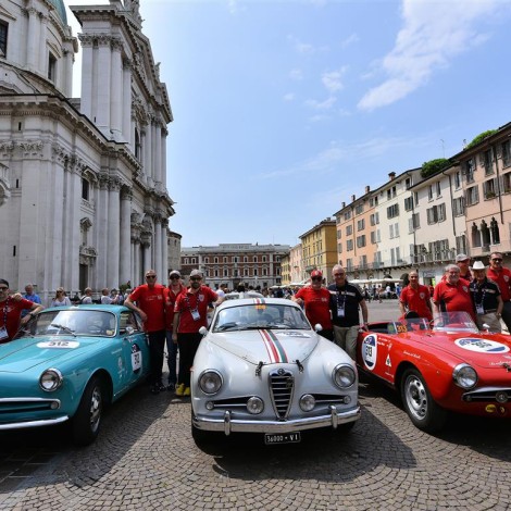 Equipaggi e staff Scuderia del Portello con Arturo Merzario e Roberto Giolito prima della partenza in centro a Brescia