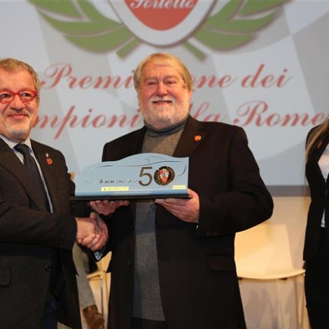 Premiazione dei "Campioni Alfa Romeo", 17 febbraio 2018, Arese - Museo Storico Alfa Romeo. Il Presidente della Scuderia del Portello, Marco Cajani, consegna il trofeo al Presidente di Regione Lombardia, Roberto Maroni.