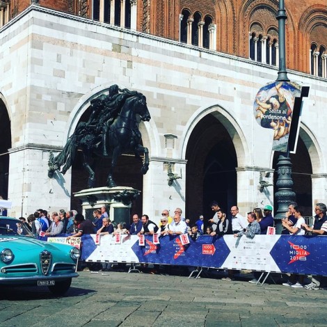 Mille Miglia 2018: Il passaggio delle vetture in uno dei centri storici del percorso della Mille Miglia.