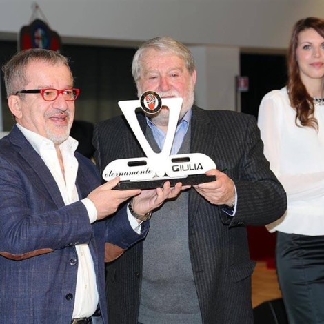 Marco Cajani, Presidente della Scuderia del Portello, premia Roberto Maroni, Presidente di Regione Lombardia, con il trofeo Eternamente Giulia