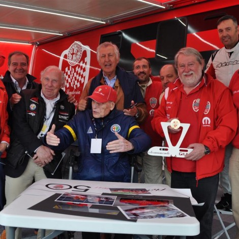 Marco Cajani consegna il trofeo dei Campioni Alfa Romeo a Teodoro Zeccoli, con Alessandro Nannini, Gianni Giudici e Nanni Galli presso l'hospitality del Portello. Foto Carbonaro