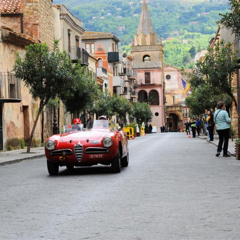 Targa Florio 2017, una delle vetture della Scuderia del Portello in gara, nella cornice caratteristica di uno dei borghi storici siciliani