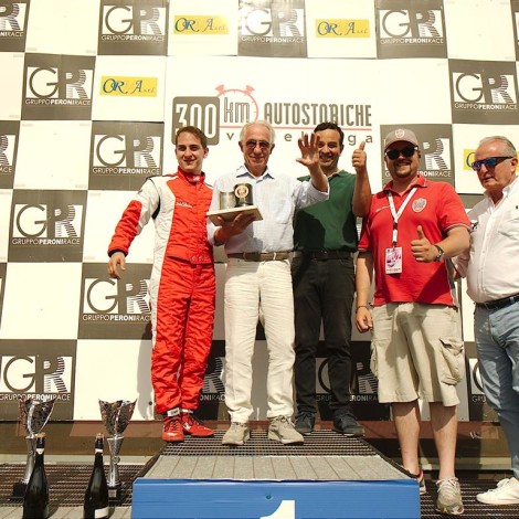 Vallelunga 2018: il Team Manager Andrea Cajani e Sergio Peroni consegnano il Trofeo Alfa Classic alla 300 Km. Foto di Dario Pellizzoni.