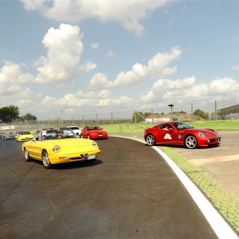 Vallelunga - Le Alfa Romeo partecipanti al raduno durante la parata in pista