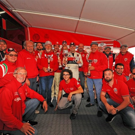 Vallelunga - Lo staff e i piloti della Scuderia del Portello con i rappresentanti del Cuore Sportivo Lazio festeggiano il successo del weekend